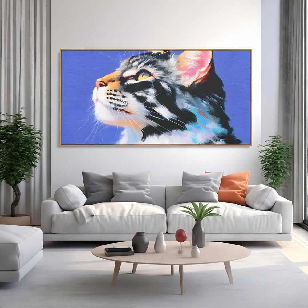 Tablou canvas cu pictura cu profil de pisica, in rama de aluminiu auriu, pe perete intr-un living